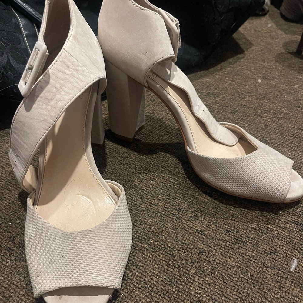 Size 8 Vincent Camino beautiful beige pumps